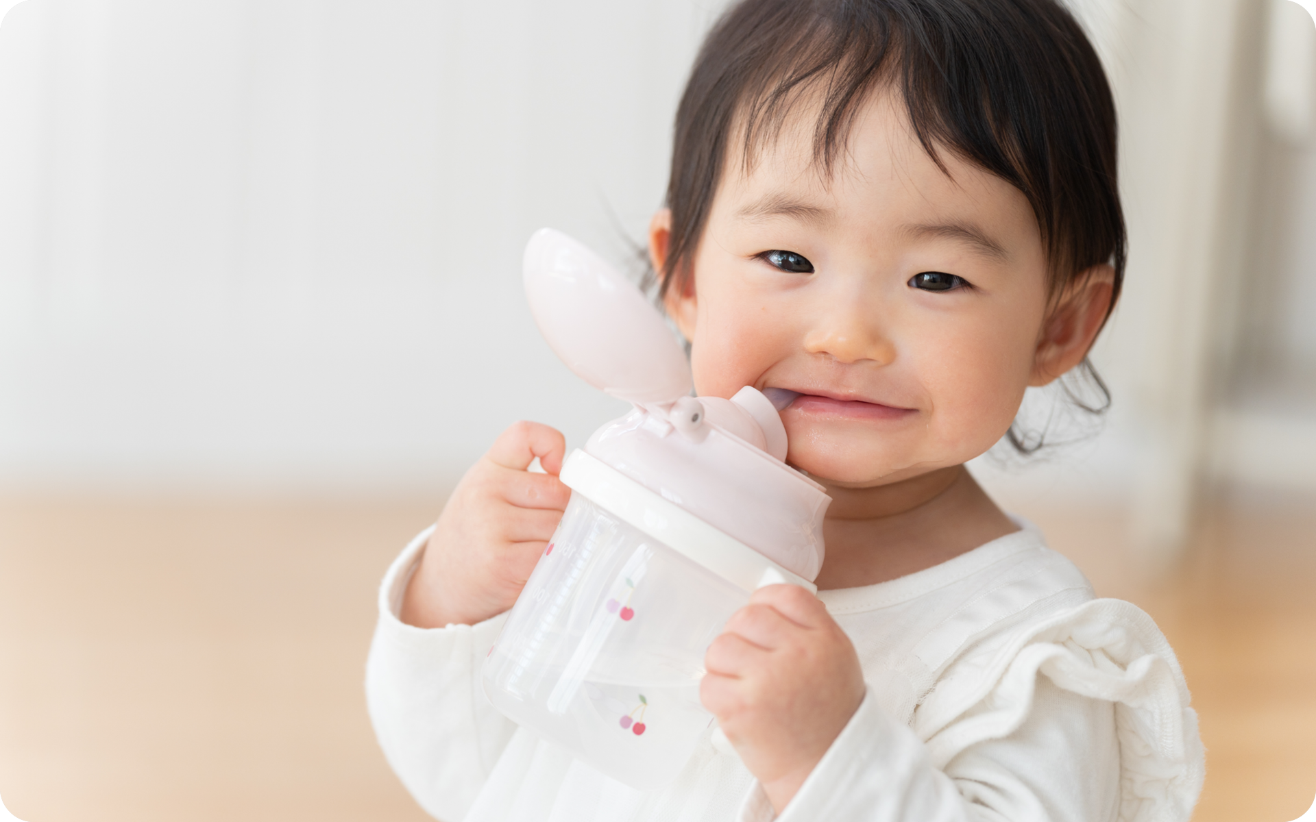 젖병을 물고 있는 아기
